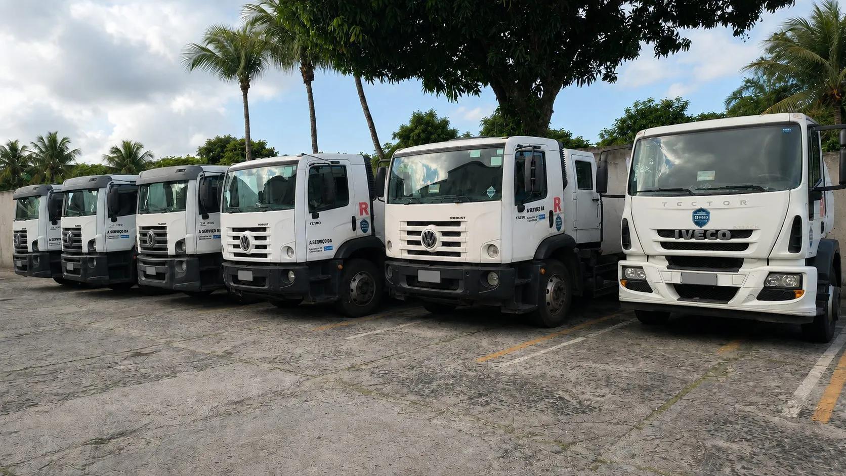 Parte da frota própria da Roble Serviços estacionada no pátio da empresa